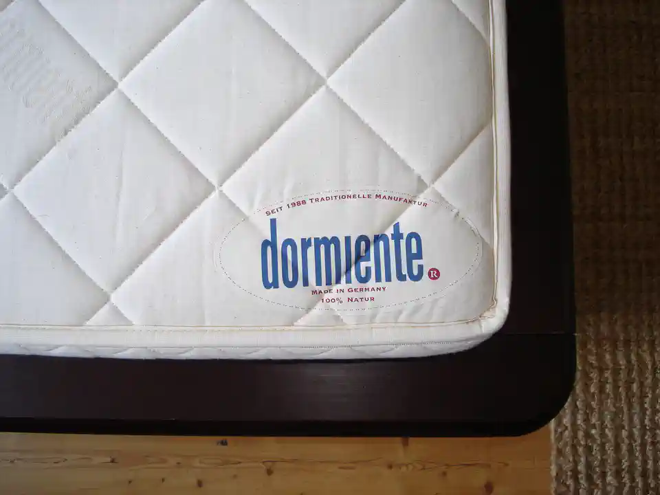 2012-05-13-04_Huis-Inrichting-05_Slaapkamer-Dormiente etiket 2 (© Marens van Leunen)