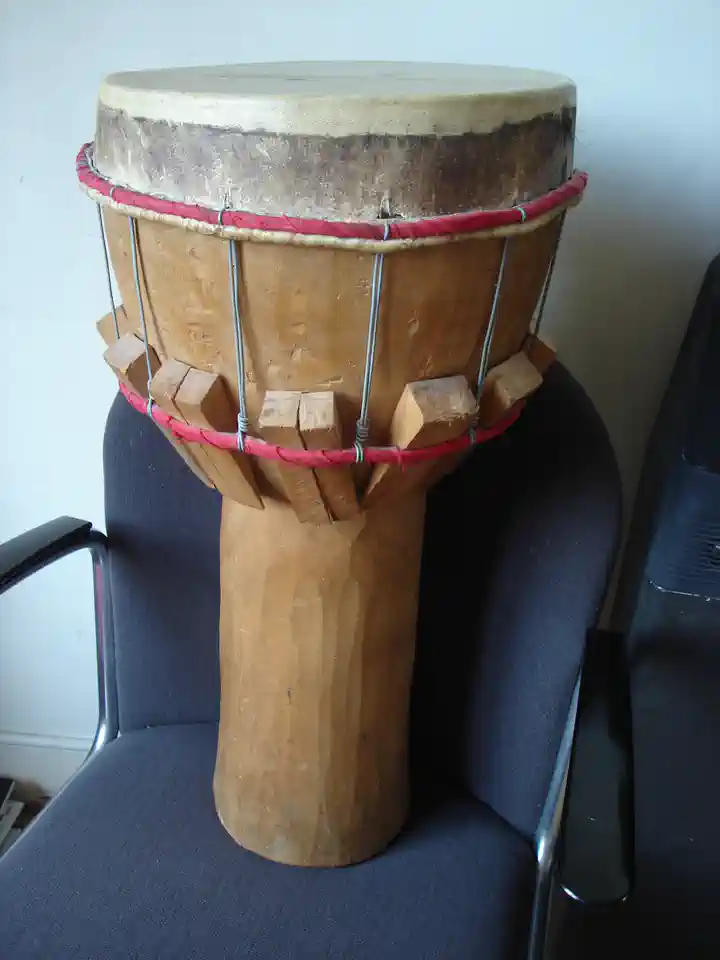 2012-07-22-05_Muziek-Instrumenten-03_Slaginstrumenten-djembe (© Marens van Leunen)