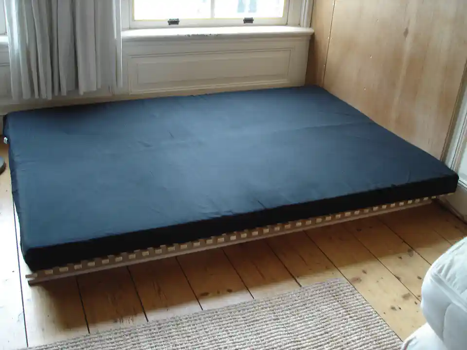 2012-09-02-04_Huis-Inrichting-05_Slaapkamer-zwartmatras (© Marens van Leunen)