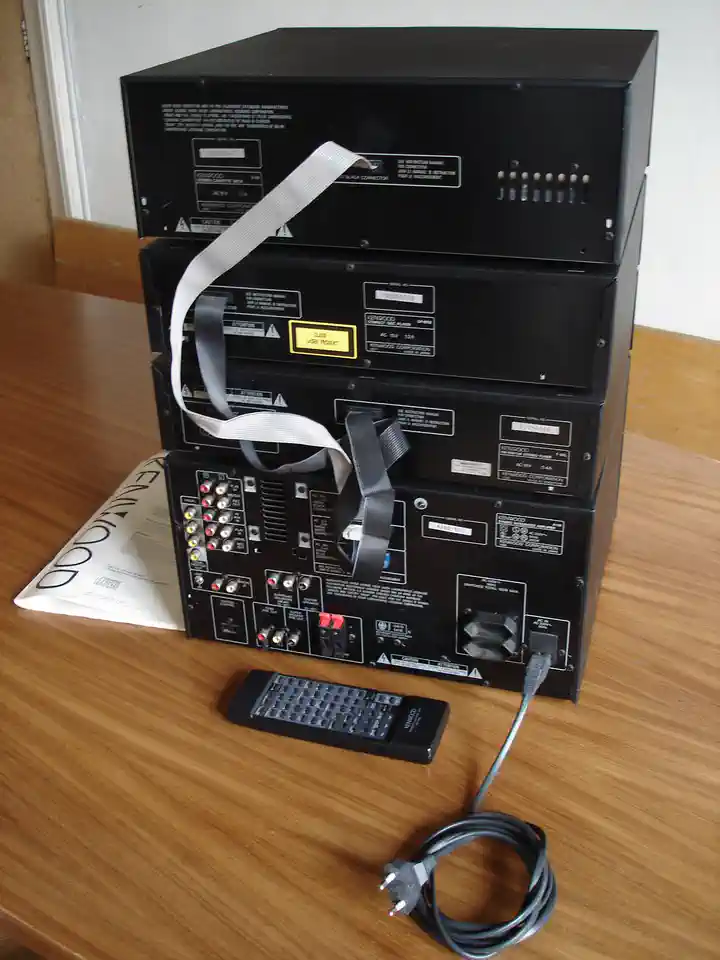 2012-10-03-01_Audio, Tv en Foto-06_Stereo-set-kenwood2 (© Marens van Leunen)