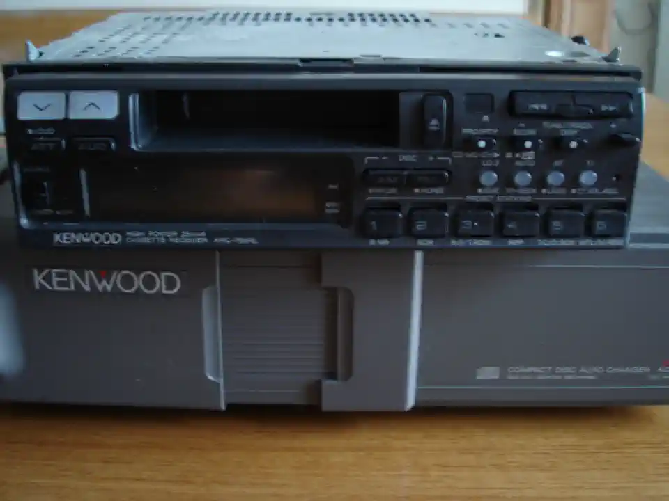 2013-01-20-01_Audio, Tv en Foto-08_CD speler-kenwood5 (© Marens van Leunen)